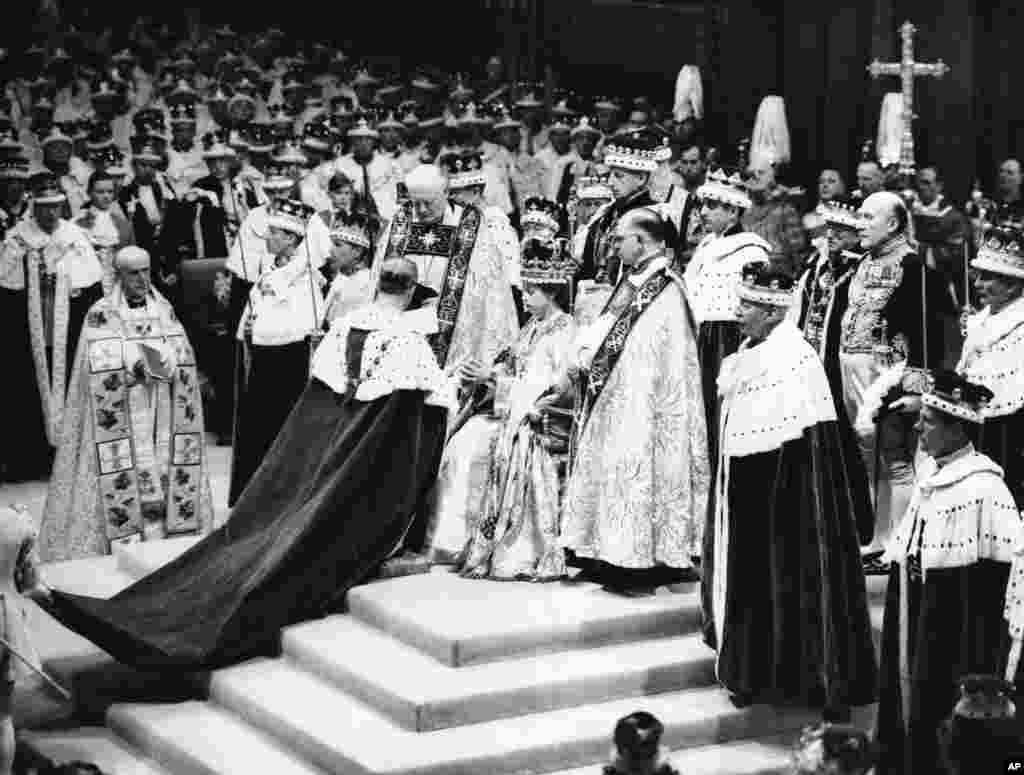 2 Haziran 1953'te, Westminster Abbey'de Kraliçe 2. Elizabeth'in taç giyme töreni.