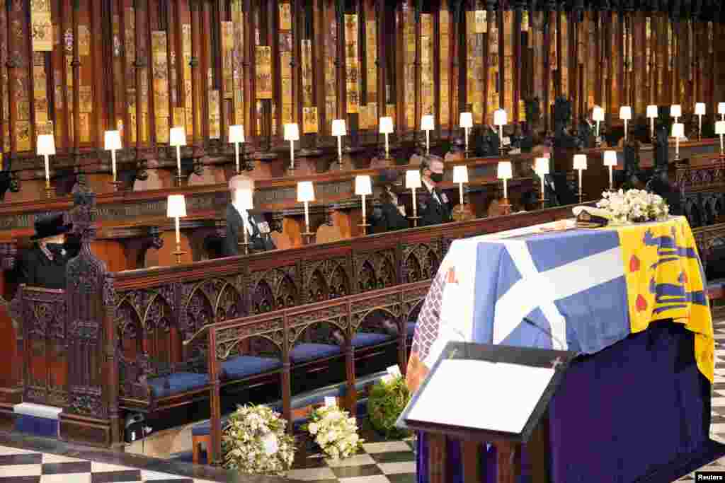 Kraliçe 2. Elizabeth'in eşi Edinburgh Dükü Prens Philip'in Nisan 2021'de St. George Şapel'inde düzenlenen cenaze töreninde Kraliçe 2. Elizabeth'in yalnız oturduğu görüntüler uzun süre konuşulmuştu.