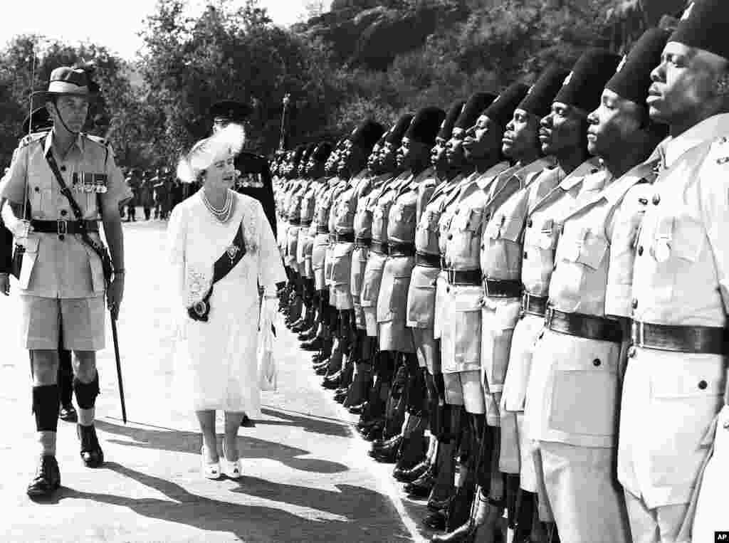 Oggoota 70 darbaniifii giiftii biyyaa Briteen ka turan G iiftii Elizaabet II du’aan boqataniiru. Bara jireenya isaanitti biyyoota Afrikaa yeroo daawwatan suuraawwan ka'an keessaa amma tokko. 