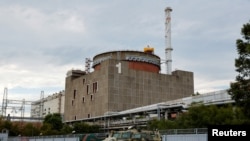 俄罗斯的军车停在乌克兰扎波罗热核电站外。（路透社2022年9月1日）