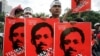 Pengunjuk rasa memegang plakat aktivis HAM Munir Thalib di Jakarta, 20 Desember 2005. (Foto: REUTERS/Supri)