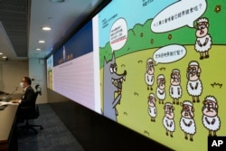 香港警務處國安處官員李桂華（左）在記者會上指控香港言語治療師總工會5名理事發佈“羊村”系列兒童繪本為煽動罪。 （2021年7月22日）