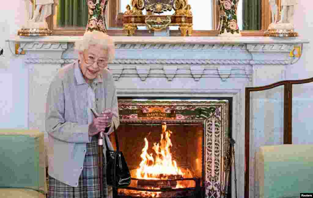Kraliçe 2. Elizabeth'in ölmeden önceki son fotoğrafı. Kraliçe yeni Başbakan Liz Truss'ı beklerken