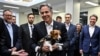 Menteri Luar Negeri AS Antony Blinken memegang anjing pelacak ranjau darat, Jack Russell Terrier Patron selama kunjungannya ke rumah sakit anak-anak di Kyiv, Ukraina 8 September 2022. (Genya Savilov/Pool via REUTERS)