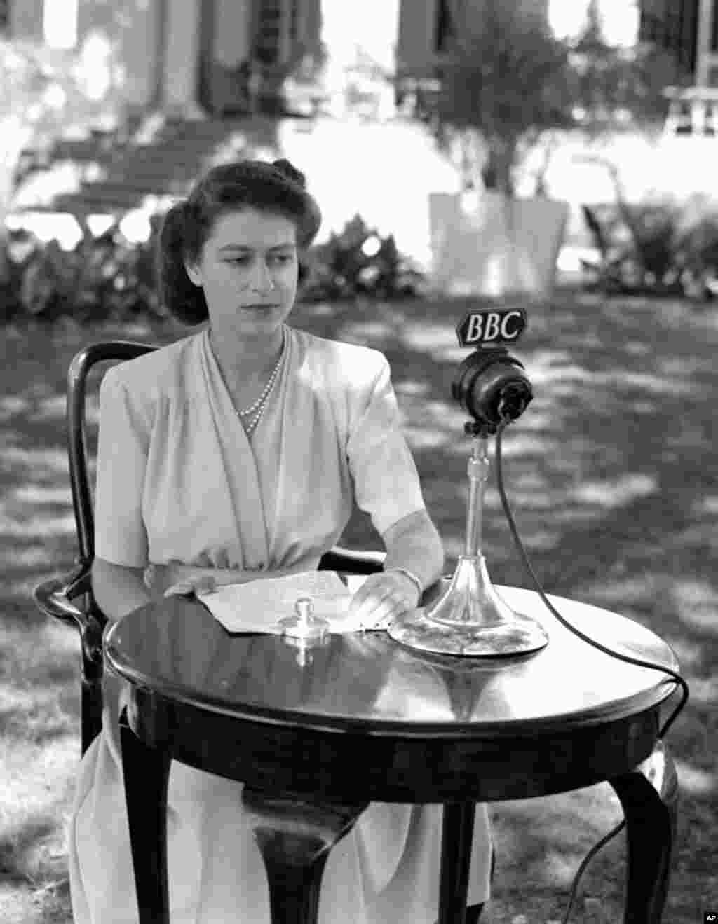 Giiftii Elizaabet II haasaa guyyaa dhalootaa ishiii oggaa 21ffaa gochuun dura Ebla 21, 1947, (Suuraa AP)