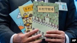 香港警務處國安處官員李桂華（左）在記者會上指控香港言語治療師總工會5名理事發佈“羊村”系列兒童繪本為煽動罪。 （2021年7月22日）