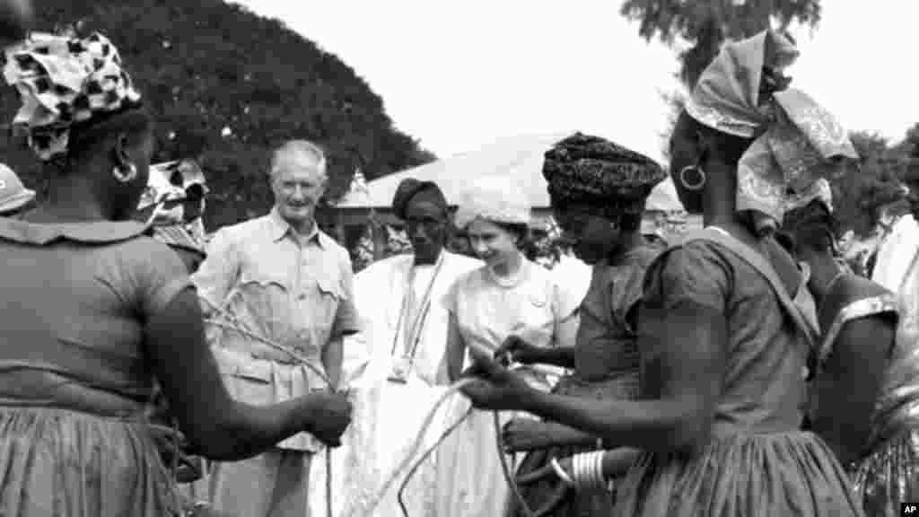Giiftii Elizaabet II , Gaambiyaa, Muddee 5, 1961(Suuraa AP)