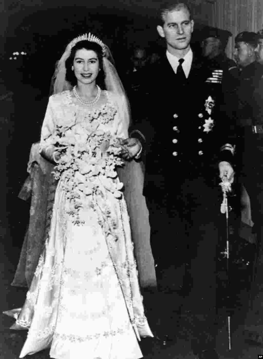 Prenses Elizabeth ve eşi Edinburgh Dükü Philip'in 20 Kasım 1947'de düğünlerinden bir kare