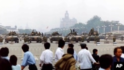 資料照片：北京市居民在觀看天安門廣場上的解放軍坦克車。（1989年6月7日）