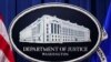 Logo Departemen Kehakiman AS terlihat di markas departemen tersebut di Washington, pada 24 Januari 2023. (Foto: Reuters/Kevin Lamarque)