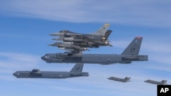 资料照片:美国B-52H轰炸机(中)、F-16战斗机和韩国空军F-35A战斗机(右下)2023年4月14日在韩国举行的联合空中演习中飞越朝鲜半岛。(美联社照片)