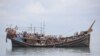 Pengungsi Rohingya yang baru tiba terdampar di perahu karena masyarakat sekitar memutuskan untuk tidak mengizinkan mereka mendarat setelah memberikan air dan makanan di Pineung, provinsi Aceh, 16 November 2023. (Amanda Jufrian / AFP)