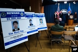 매튜 올슨 미국 법무부 국가안보 담당 차관보가 지난 4월 기자회견을 열고 영국 담배회사 ‘브리티쉬 아메리칸 토바코(BAT)’가 대북 제재 위반 혐의를 인정해 6억2천900만 달러의 벌금을 내기로 합의했다고 발표했다. FBI는 관련 인물들을 공개수배했다.