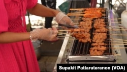 หมูและไก่ปิ้ง ในงานThai Festival Portland เมื่อวันที่ 13-14 กรกฎาคม 2024