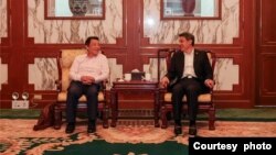 14일 북한을 방문한 취둥위 유엔식량농업기구(FAO) 사무총장이 왕야쥔 주북 중국 대사를 평양 시내 대사관에서 만나 회동했다. 사진 = 평양 주재 중국대사관 제공 