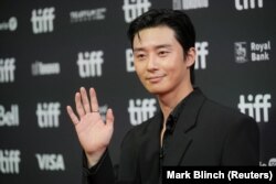 Park Seo-joon menghadiri ajang Toronto International Film Festival, Kanada (REUTERS)