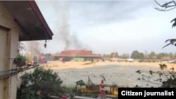 ကရင်ပြည်နယ်၊ မြဝတီကုန်သွယ်ရေးဇုန်ထဲ လက်နက်ကြီးကျည်ကျပြီး မီးလောင်ကျွမ်းနေတဲ့မြင်ကွင်း။ (မတ်လ ၂၅၊ ၂၀၂၃/ဓာတ်ပုံ-CJ)