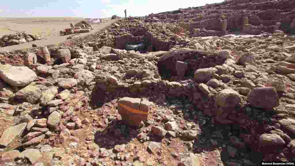 Kültür ve Turizm Bakanlığı’nın sitesinde yer alan bilgilerde Karahantepe’nin Göbeklitepe’den bile daha erken olabileceği belirtiliyor.