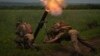 Dua tentara Ukraina menembak ke arah posisi pasukan Rusia di garis depan di Ukraina tenggara (foto: ilustrasi). Pasukan Ukraina dilaporkan kekurangan amunisi di tengah gencarnya serangan Rusia. 