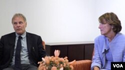 북한에 억류됐다 혼수상태로 풀려난 지 엿새 만에 숨진 미국 대학생 오토 웜비어 군의 부모 프레드 웜비어 씨와 신디 웜비어 씨가 20일 VOA와 인터뷰했다. 
