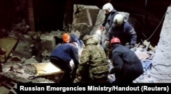 Spasioci izvlače tela iz ruševina zgrade nakon ukrajinskog napada na lokaciju predstavljenu kao Lisičansk, u okupiranom regionu Lugansk u istočno Ukrajini, na fotografiji napravljenoj od video snimka, 3. februara 2024.
