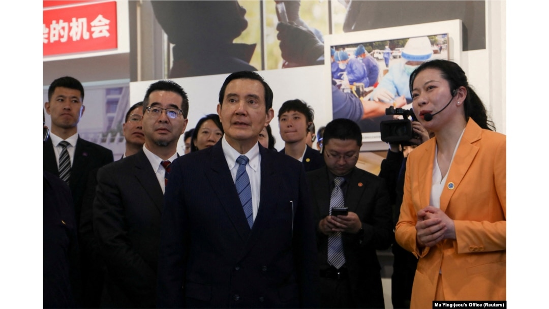 台灣前總統馬英九前往中國湖北省武漢市檔案館參觀“英雄城市抗擊新冠肺炎疫情武漢保衛戰專題展”。 （2023年3月30日）
