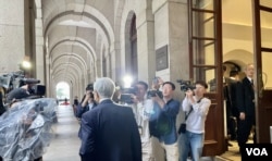 8-18流水式集會案終極上訴，大批記者在終審法院大樓外採訪，拍攝香港民主黨創黨主席李柱銘進入法院應訊的情況。（美國之音/湯惠芸）