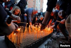 Kosovski Srbi pale cveće za poginule u Banjskoj, u Severnoj Mitrovici, Kosovo, 26. septembra 2023.