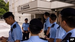 香港警察在高等法院外站崗，該法院將就反送中運動中的抗議歌曲“願榮光歸香港”是否違反國安法並需要被禁止作出裁決。（2023年7月21日)