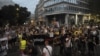 Građani ispred sedišta RTS-a, tokom 20. protesta "Srbija protiv nasilja", u Beogradu, 16. septembra 2023. (Foto: FoNet)