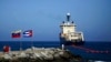 Sebuah kapal menguraikan kabel fiber optik dari pelampung di lepas pantai La Guaira di pesisir Venezuela pada 22 Januari 2011. (Foto: AP/Ariana Cubillos)