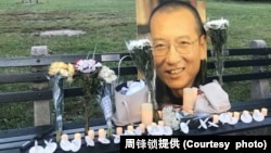 紐約中央公園“劉曉波紀念長椅”前的燭光紀念活動。 （周鋒鎖提供）