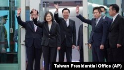 台灣總統蔡英文飛往紐約前在桃園國際機場揮手告別。 （2023年3月29日）