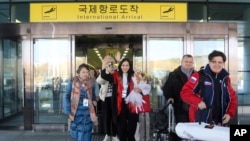 지난달 9일 북한 평양 순안공항에 도착한 러시아 단체관광객들. (자료사진)