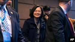 2023 年3 月29 日，台灣總統蔡英文離開紐約一家酒店。