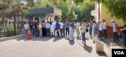 Uzbek reporters and activists eager to enter the courtroom as the trial of blogger Abduqodir Muminov began, July 25, 2023. (Farukh Samarqandiy/VOA Trainee)
