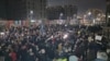 Učesnici devetog protesta ispred sedišta Republičke izborne komisije zbog izbornih nepravilnosti, u organizaciji liste Srbia protiv nasilja, u Beogradu, 26. decembra 2023. (Foto: FoNet)