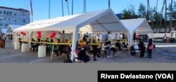 Para pemilih tampak antre di ketiga tempat pemungutan suara (TPS) di Los Angeles, Sabtu, 10 Februari 2024. (Foto: Rivan Dwiastono/VOA)