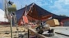 Petugas polisi memeriksa lokasi ledakan bom di distrik Bajaur di Provinsi Khyber-Pakhtunkhwa pada 31 Juli 2023. Sedikitnya 44 orang tewas dan lebih dari 100 lainnya luka-luka akibat bom bunuh diri. (Foto: AFP)
