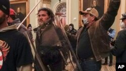 ARHIVA - Učesnici nereda, među kojima je i Dominik Pezola, u kompleksu američkog Kongresa (Foto: AP/Manuel Balce Ceneta)