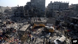 Palestinezët kërkojnë për të mbijetuarit pas goditjes ajrore në kampin e refugjatëve në Jabaila, Gazë (1 nëntor 2023)