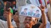 Pendukung calon presiden Anies Baswedan dan pasangannya Muhaimin Iskandar bersorak menunggu kedatangan pasangan tersebut untuk mendaftarkan nama mereka untuk mencalonkan diri pada pemilu tahun depan di gedung KPU Jakarta, 19 Oktober 2023. (Foto: AP )