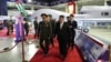 Pemimpin Korea Utara Kim Jon-un (kanan) bersama Menteri Pertahanan Rusia Sergei Shoigu mengunjungi pameran senjata dalam peringatan 70 tahun berakhirnya Perang Korea, 27 Juli 2023. (Foto: KCNA via Reuters)