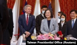 台灣總統蔡英文在與美國國會眾議院外交事務委員會主席麥考爾在台北舉行的午餐會。(2023年4月10日)
