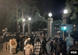11月28日晚，在柏克萊校園標誌性的百年薩瑟門，舊金山灣區的學生和居民舉辦了紀念白紙運動一周年的紀念活動（美國之音/周星辰）