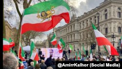 اعتراض ایرانیان در لندن علیه جمهوری اسلامی در سالگرد انقلاب ۵۷