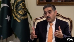 Pelaksana tugas (Plt) Perdana Menteri Pakistan Anwaar-ul-Haq Kakar saat diwawancarai oleh Kepala Biro Pakistan VOA.