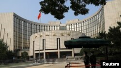 ตำรวจประจำการด้านหน้าอาคารธนาคารกลางของจีน (PBOC) ในกรุงปักกิ่ง 30 ก.ย. 2022 (รอยเตอร์)
