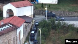 Vozila ispred manastira Banjska na severu Kosova (Foto: Reuters/Kosovo Government/Handout)