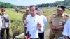 Presiden Joko Widodo di sela-sela kunjungan kerjanya di Jawa Tengah pada Rabu (19/6) menegaskan pelaku dan korban judi online tidak akan diberi bantuan sosial (bansos) oleh pemerintah. (BPMI Setpres)